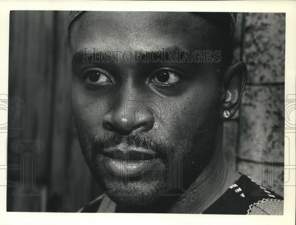 1992 Press Photo Michael Vann, focusing on helping minority drug users. - Historic Images