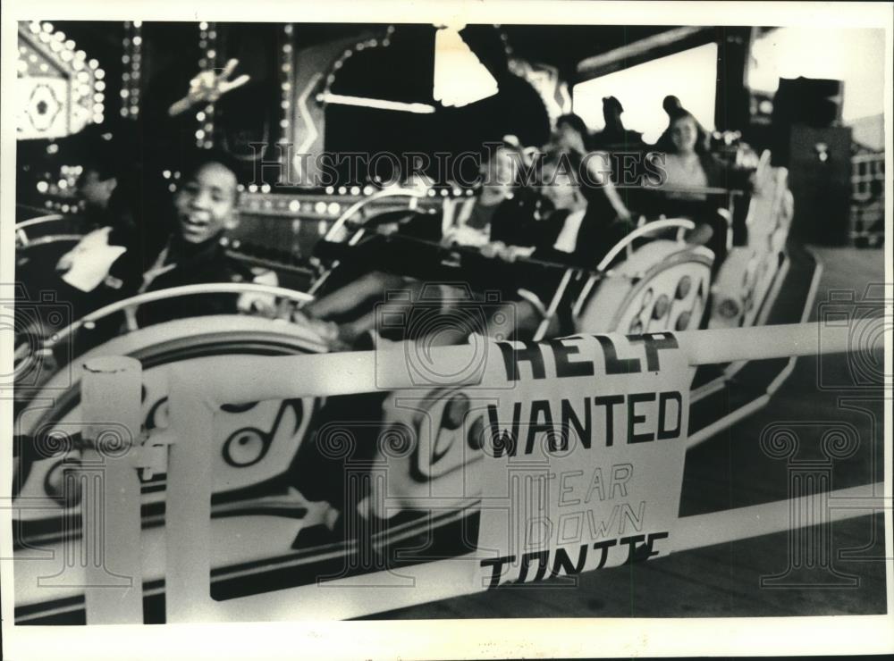 1992 Press Photo People at Summerfest festival on ride with help wanted sign. - Historic Images