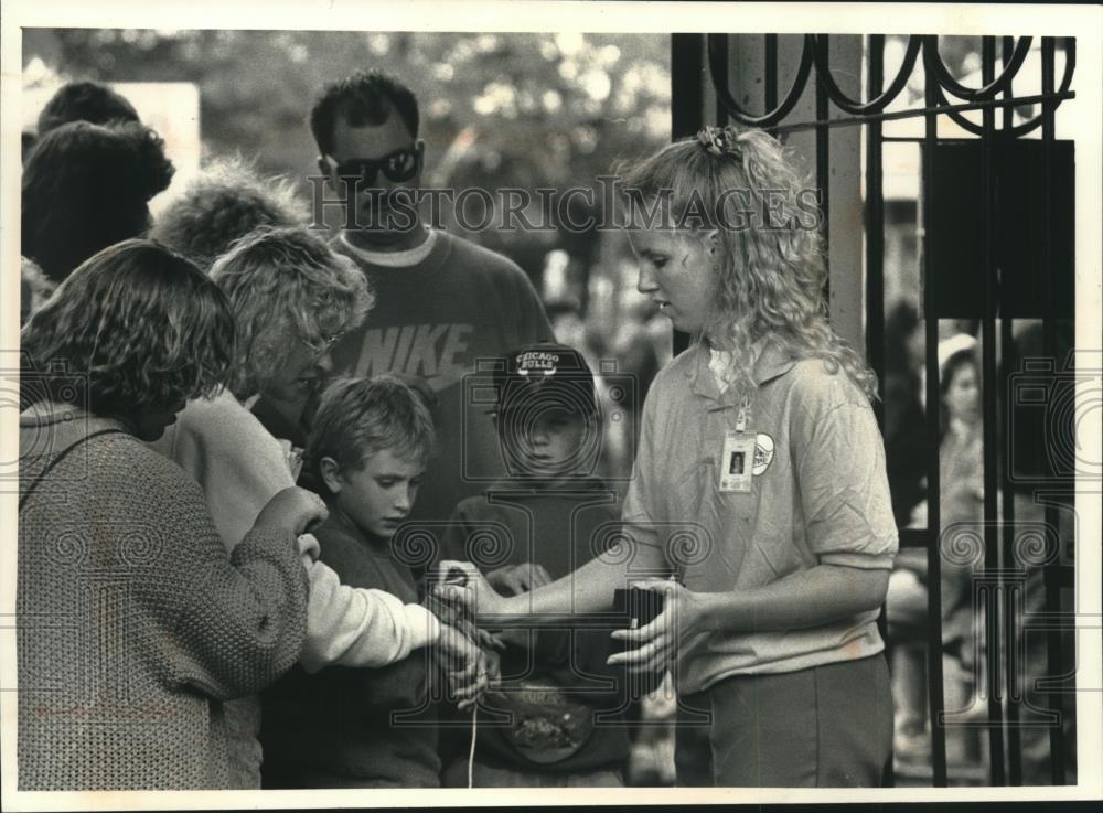 1992 Press Photo Patrice Harris stamping hands at Summerfest for free admission - Historic Images