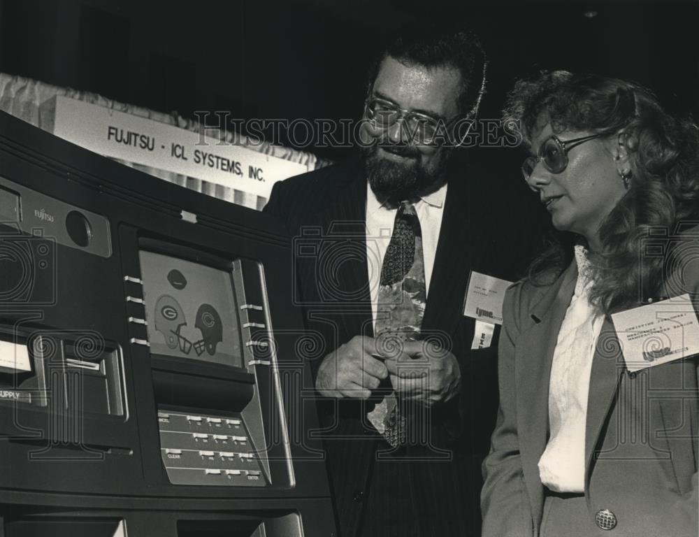 1992 Press Photo Engineer Daniel McHugh and automated teller at TYME conference - Historic Images
