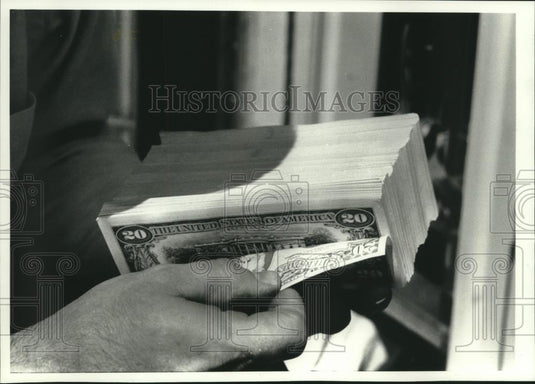 1990 Press Photo Automatic teller machines are refilled with crisp bills - Historic Images