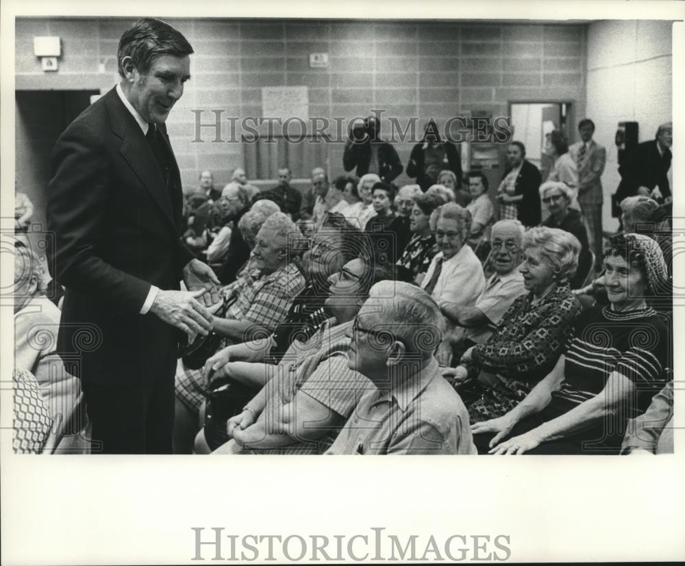 1976 Press Photo Presidential candidate Morris Udall visits Milwaukee seniors - Historic Images