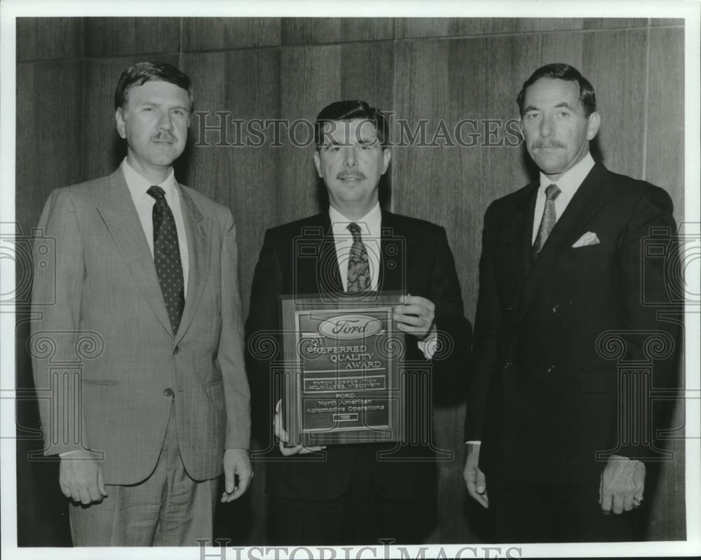 1989 Press Photo Tyton Corporation of Milwaukee receives Ford Q1 Quality award - Historic Images