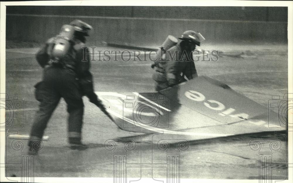 1991 Press Photo Firefighters Move Billboard Damaged by Storm in Waukesha - Historic Images