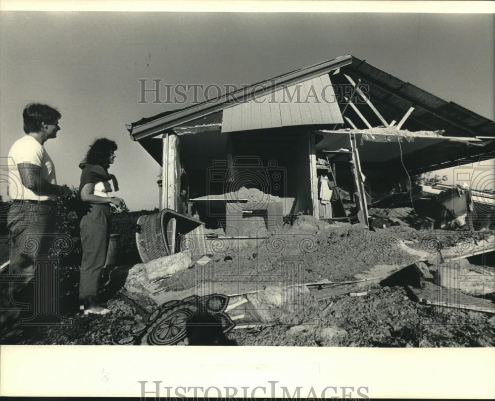 1987 Press Photo Tom and Mary Kusz look over their home, damaged in storm. - Historic Images