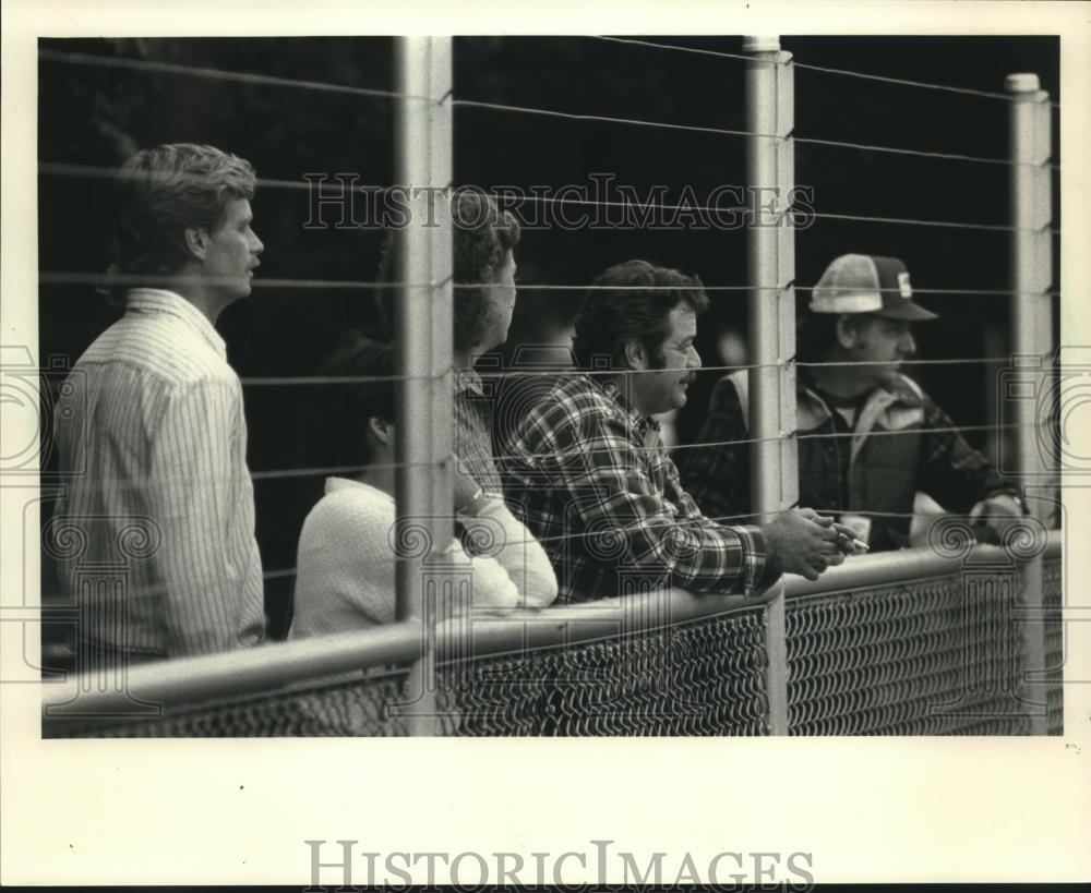 1985 Press Photo Spectators watched a ship maneuver through the Soo locks - Historic Images