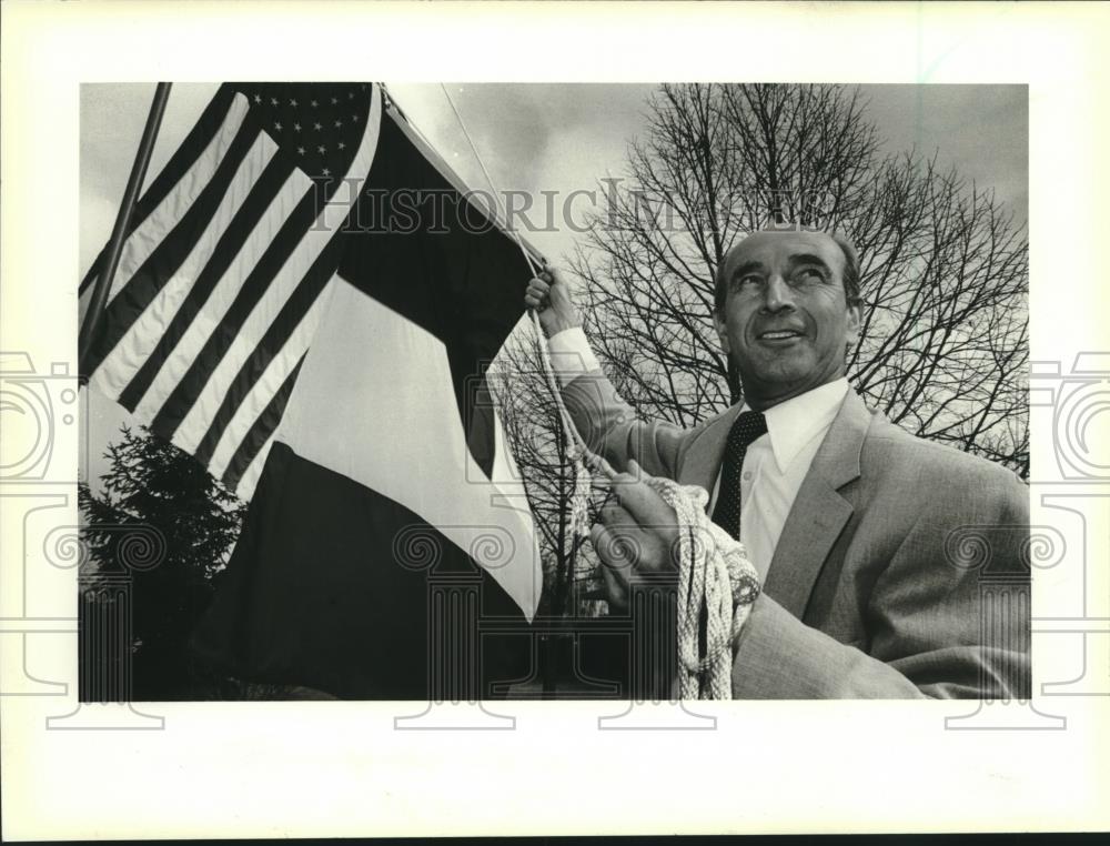 1981 Press Photo Gaston Vandermeerssche flies US and French flag at Bayside home - Historic Images