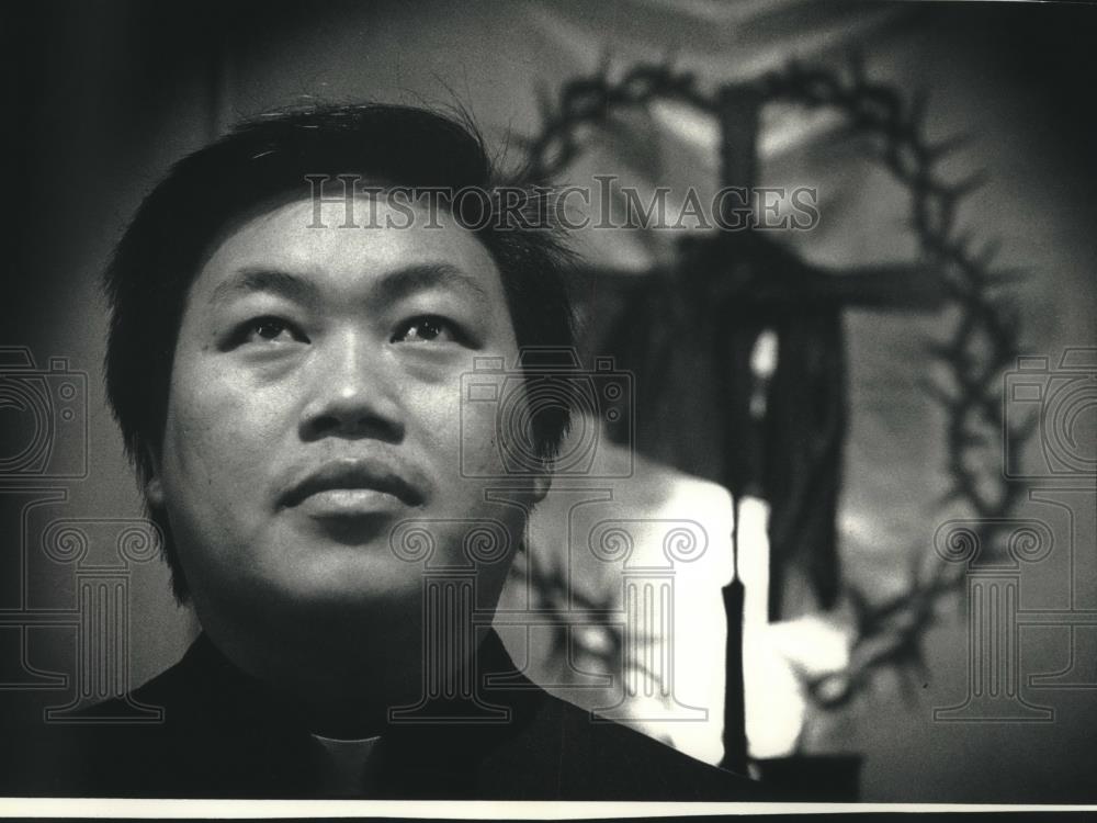 1993 Press Photo Reverend Youa Kao Vang of Ascension Lutheran Church - mjc08912 - Historic Images