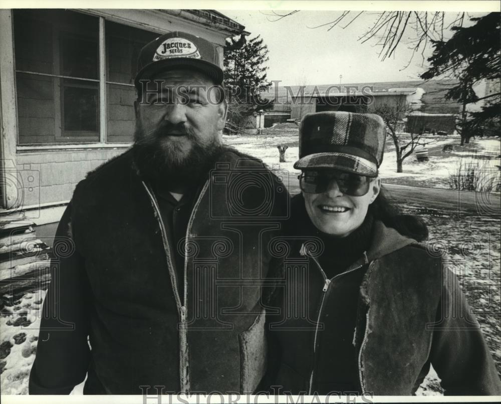 1983 Press Photo Farmers Olav and Diane Van Look on their farm - mjc08916 - Historic Images