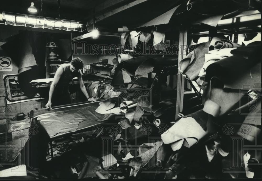 1984 Press Photo Bill Van Odbert cuts leather in his Milwaukee, Wisconsin garage - Historic Images
