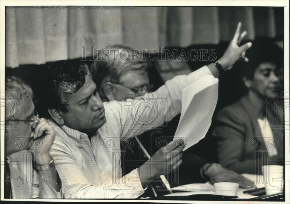 1991 Press Photo Board member Jose Vasquez asks for an audit at meeting - Historic Images