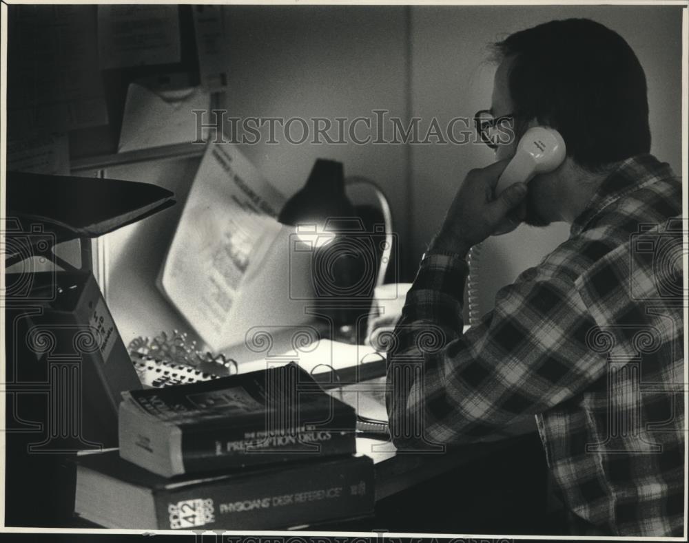 1988 Press Photo Underground Switchboard volunteer, Jerry, takes a call - Historic Images