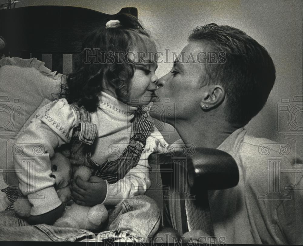 1990 Press Photo Jan Barbera &amp; child, Natoli Ann,who has Turner Syndrome, kiss - Historic Images