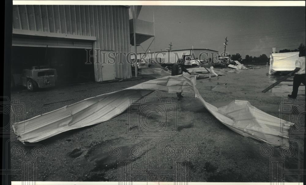 1991 Press Photo Tornado in Germantown peels siding off Steinman Lumber Company - Historic Images