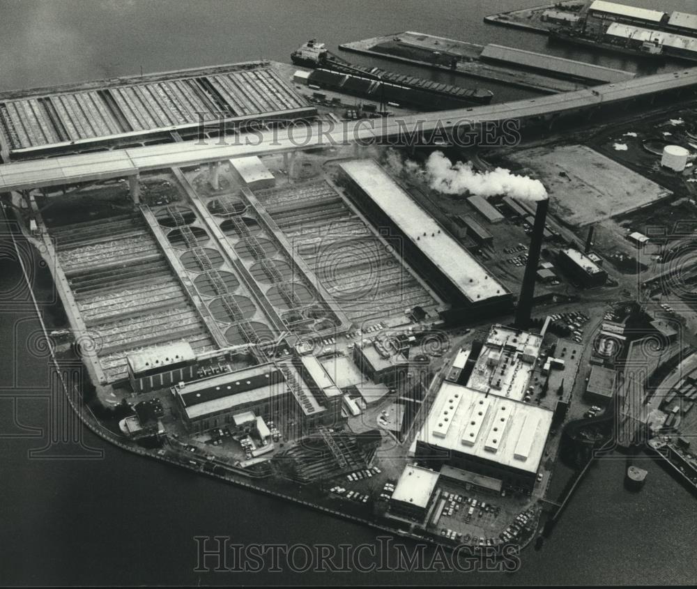 1982 Press Photo Aerial view of the Jones island Treatment Plant in Michigan - Historic Images