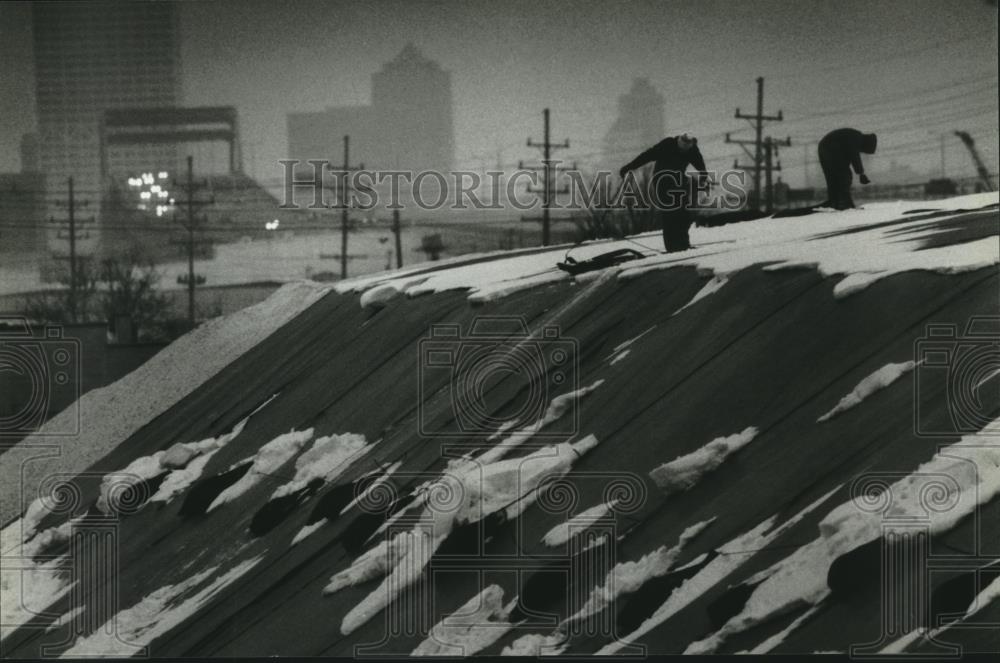 1993 Press Photo Workers adjust weighted bags on Jones Island in Milwaukee - Historic Images