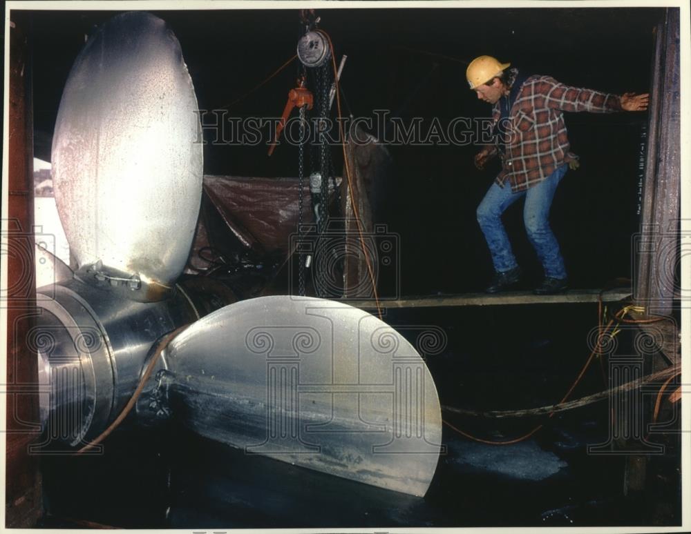 1993 Press Photo Worker approaches the Burns Harbor propeller at Jones Island - Historic Images