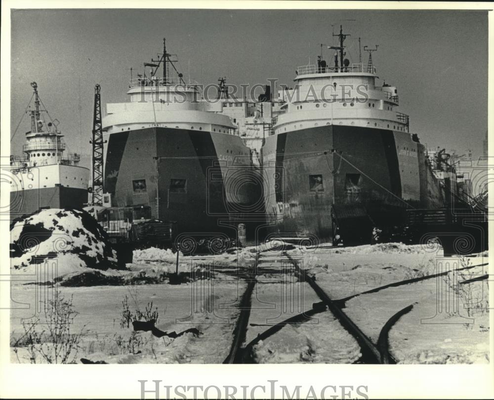 1991 Press Photo Two ore carriers are closely docked in Jones Island berths - Historic Images