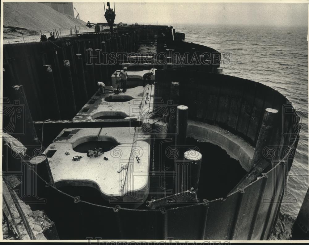 1988 Press Photo Jones Island wave-busting wall will protect sewage facilities - Historic Images