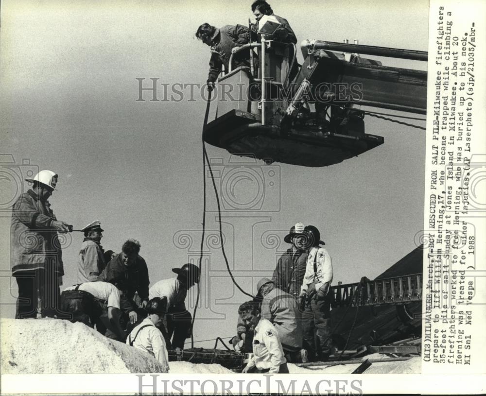 1983 Press Photo Milwaukee firefighters rescue William Herning from salt pile - Historic Images