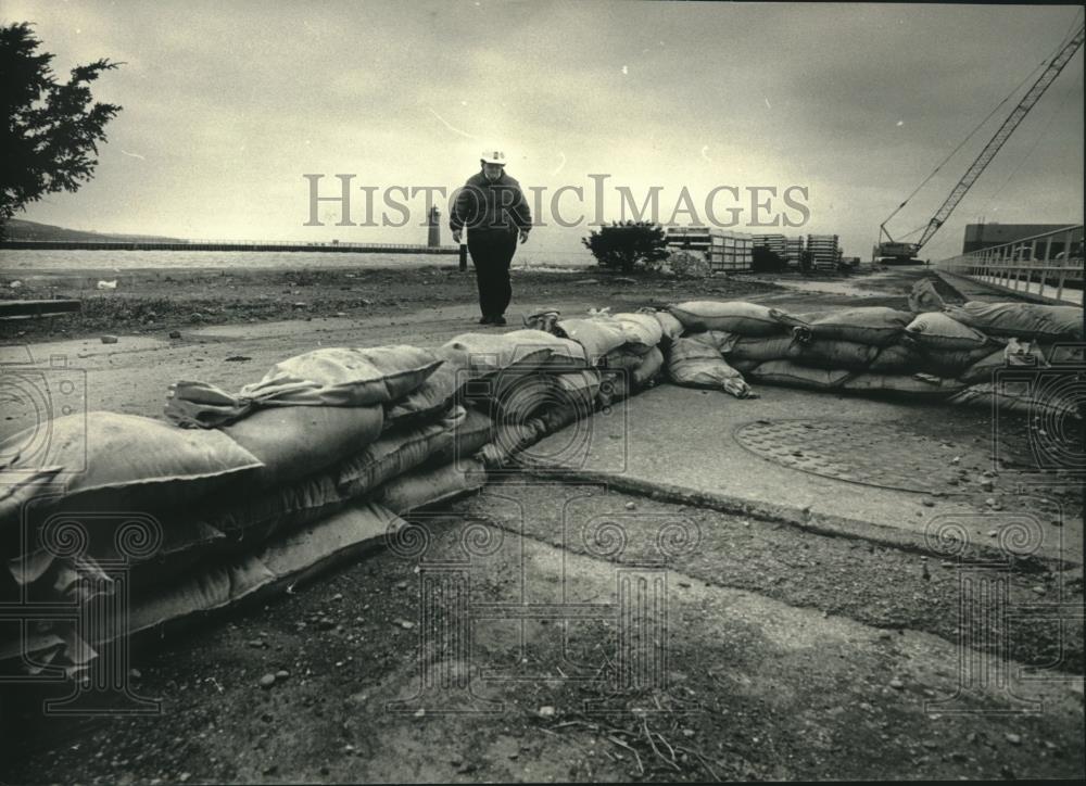 1986 Press Photo Supervisor at Milwaukee Metropolitan Sewage on Jones Island - Historic Images