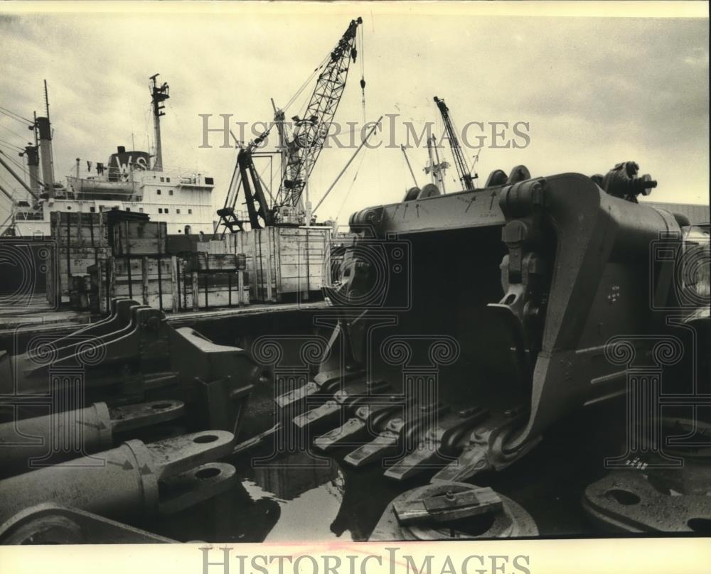 1980 Press Photo Heavy equipment shipping out of Jones Island for South Africa - Historic Images