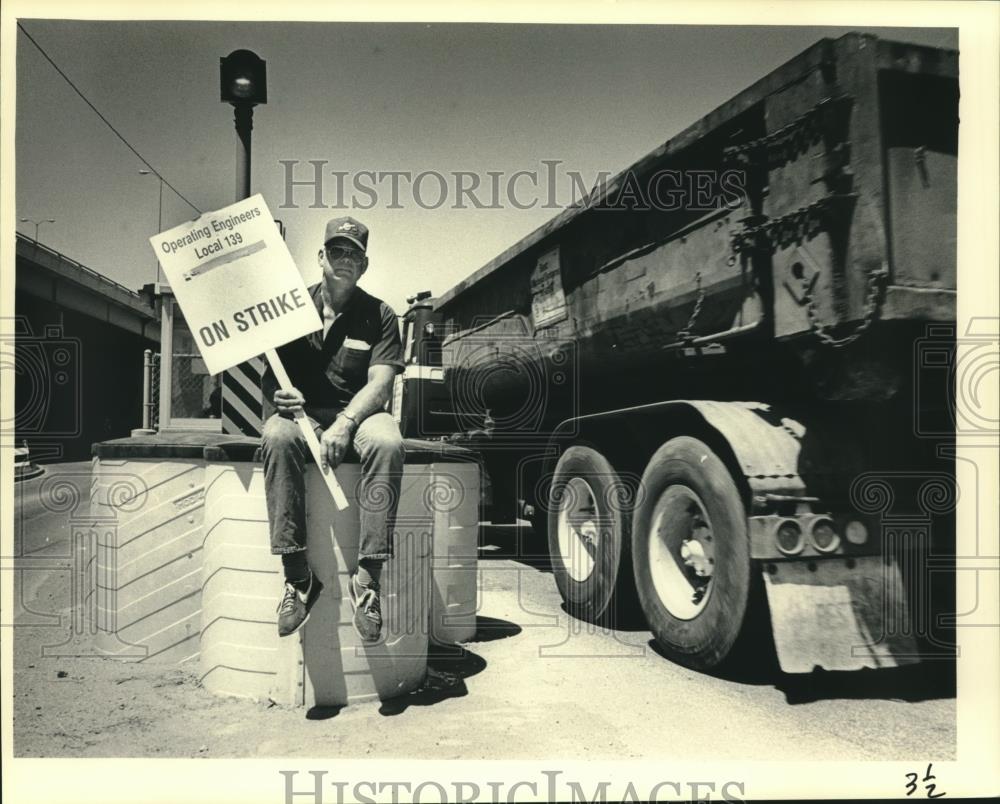1987 Press Photo Mel Otto held a picket sign at the gate to Jones Island site - Historic Images