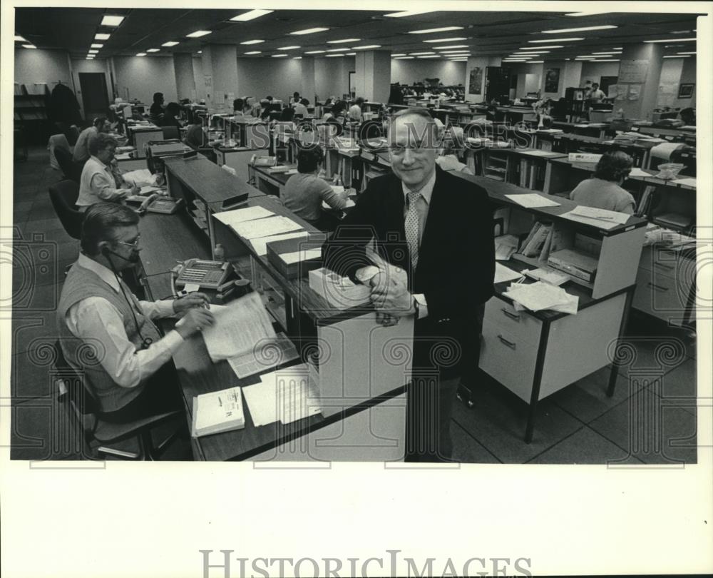 1986 Press Photo Lawrence M Phillips, Milwaukee IRS district director Wisconsin - Historic Images