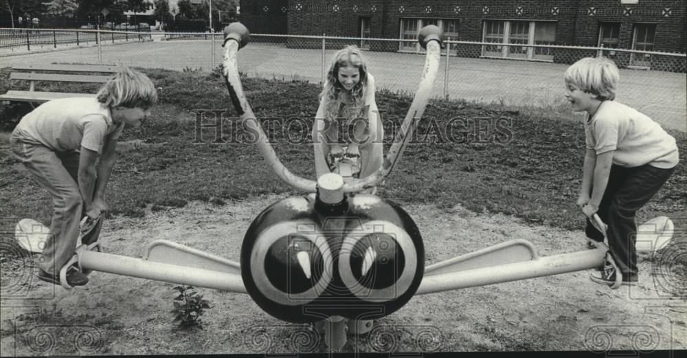 1981 Press Photo Jennifer, Jeremy, and Mathew Kramer on playground equipment - Historic Images