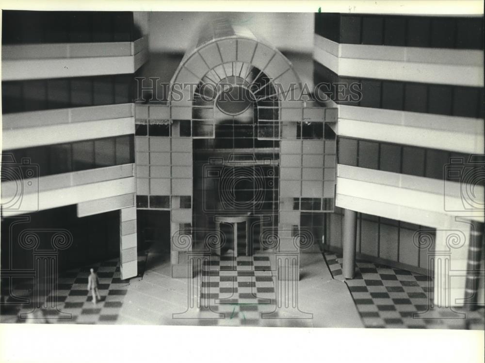 1983 Press Photo Closeup of model of Milwaukee&#39;s Crystal Colonnade, Wiscosnin - Historic Images