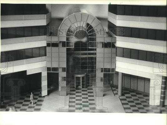 1983 Press Photo Closeup of model of Milwaukee's Crystal Colonnade, Wiscosnin - Historic Images