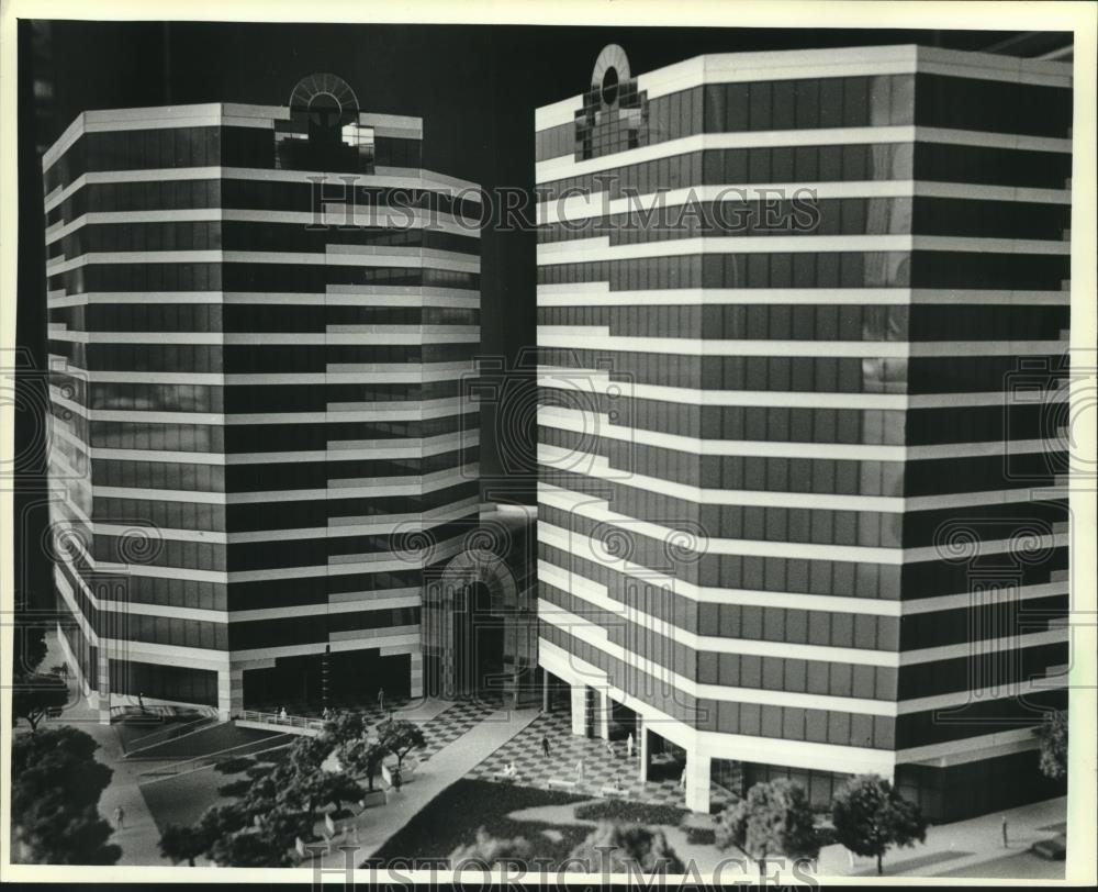 1983 Press Photo Model of Plaza East twin towers, Wisconsin - mjc09069 - Historic Images