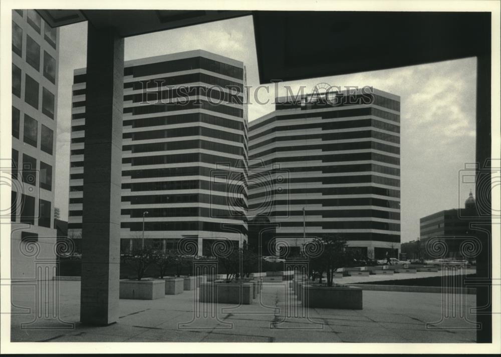 1985 Press Photo MGIC buildings Wisconsin - mjc09070 - Historic Images