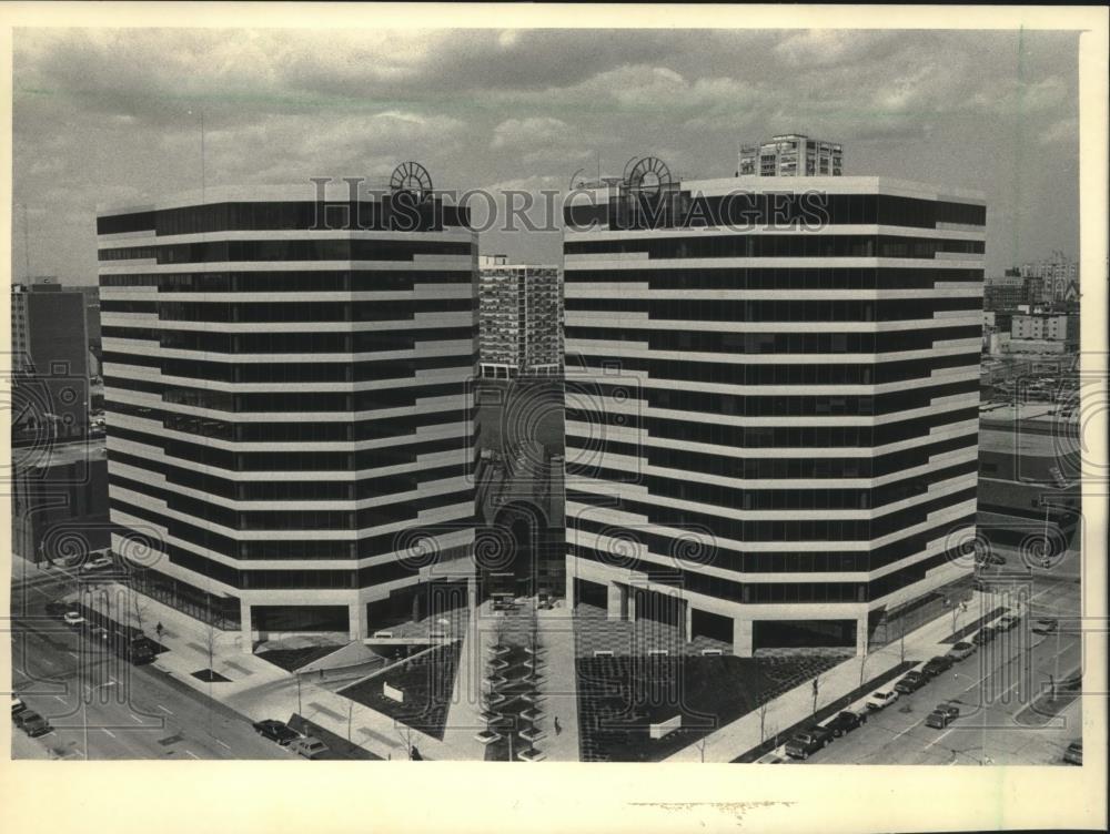 1988 Press Photo Plaza East Towers Milwaukee, Wisconsin - mjc09071 - Historic Images