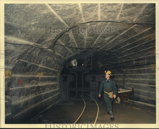 1987 Press Photo Mine supervisor Greg Kuzyk in Canada's Underground Laboratory - Historic Images