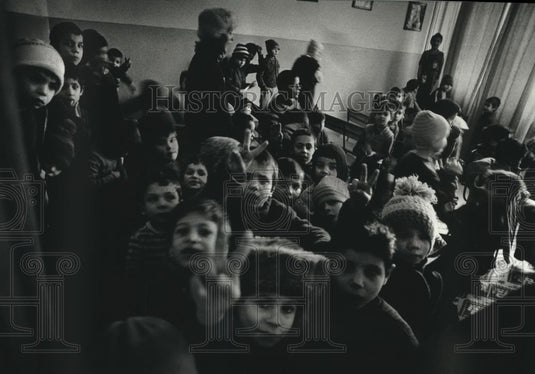1991 Press Photo A Romanian orphanage full of children awaiting adoption - Historic Images