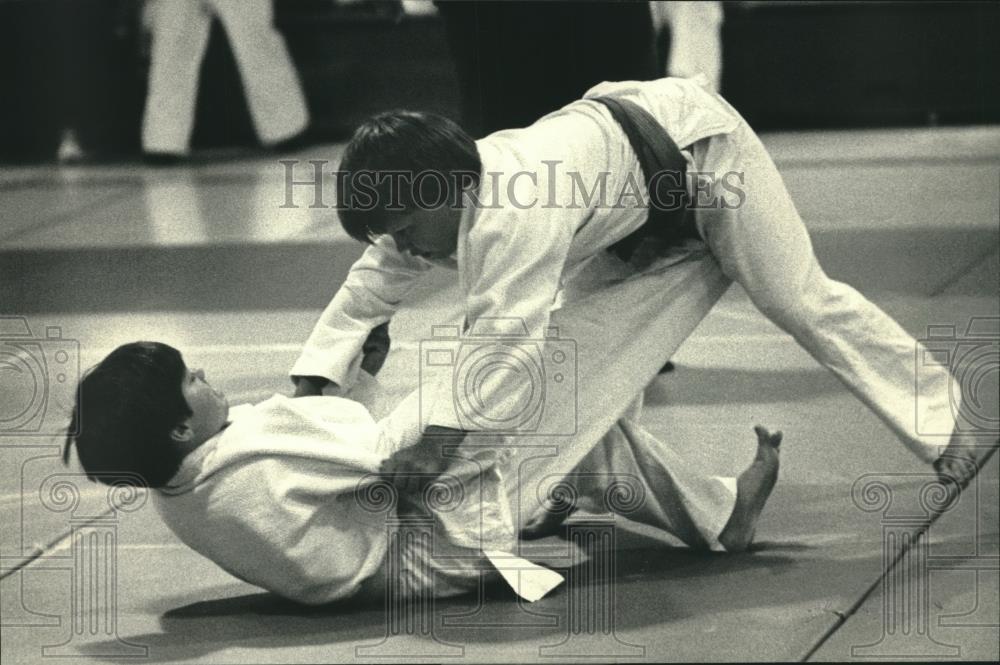 1986 Press Photo Clay Robideaux and Mick Nordquist of West Bend spar in jujitsu - Historic Images