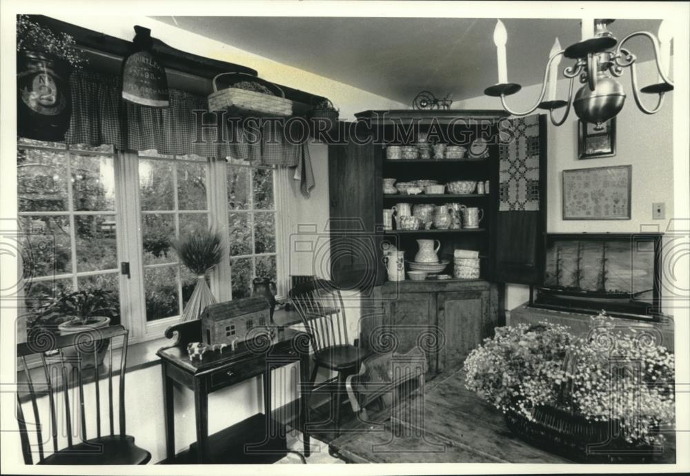 1990 Press Photo A dining room with 19th-century table and cupboards - mjc09104 - Historic Images