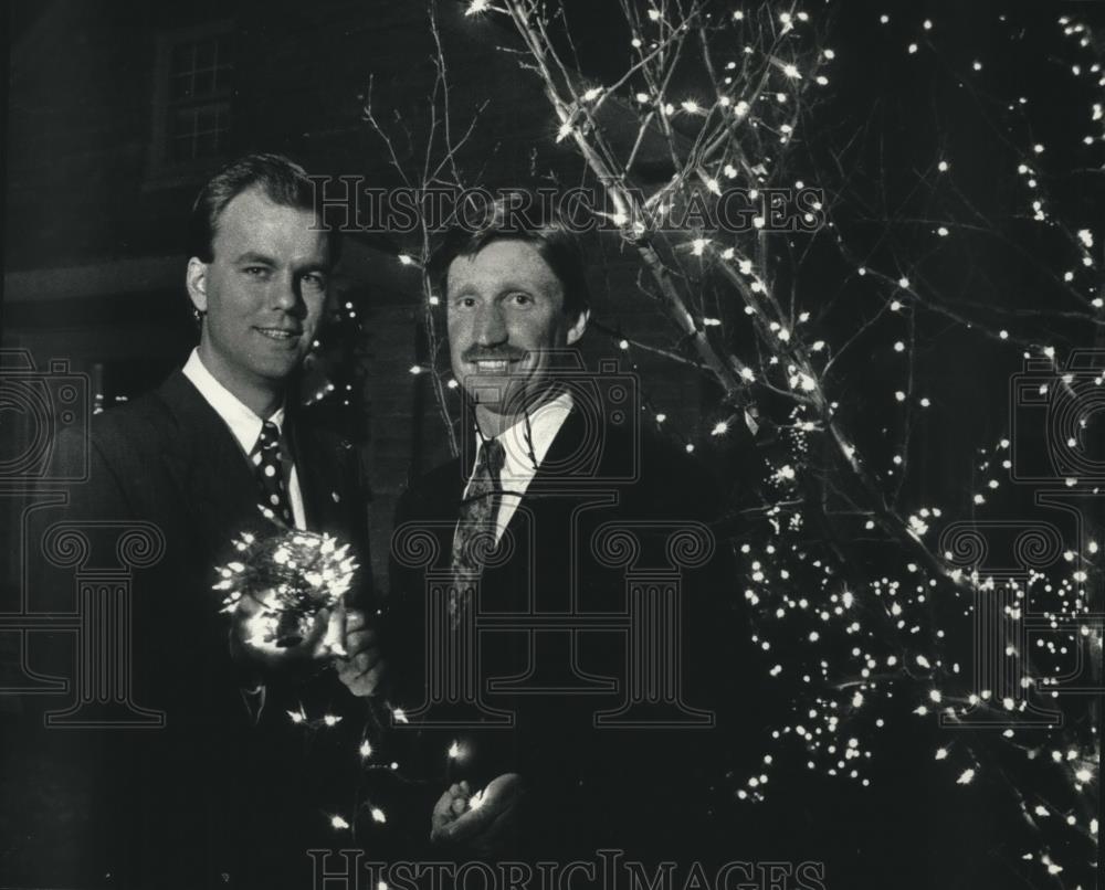 1991 Press Photo Shorewood Wisconsin holiday lighters Robert Teik, David Gwidt - Historic Images