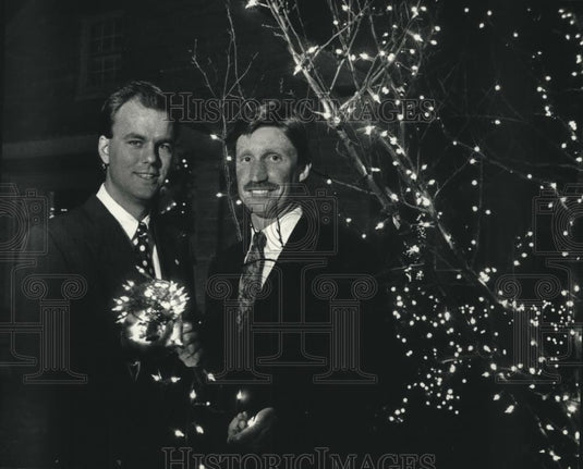 1991 Press Photo Shorewood Wisconsin holiday lighters Robert Teik, David Gwidt - Historic Images