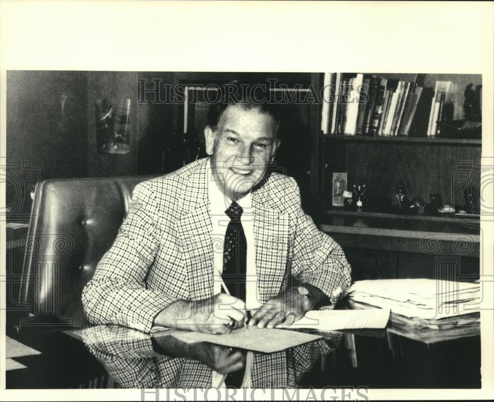 1988 Press Photo Roger Tietz, principal of Glen Hills Middle School, has died - Historic Images