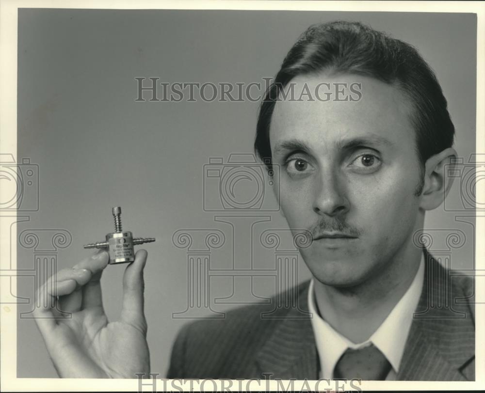 1984 Press Photo Milwaukee inventor Raymond Tierney &amp; his vacuum-control device - Historic Images