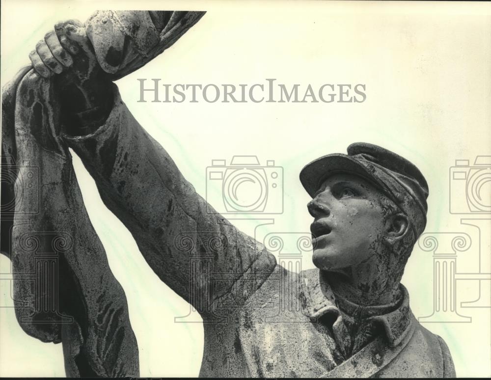 1985 Press Photo Erected in 1898 &quot;The Soldiers&#39; Monument,&quot; Milwaukee. - Historic Images