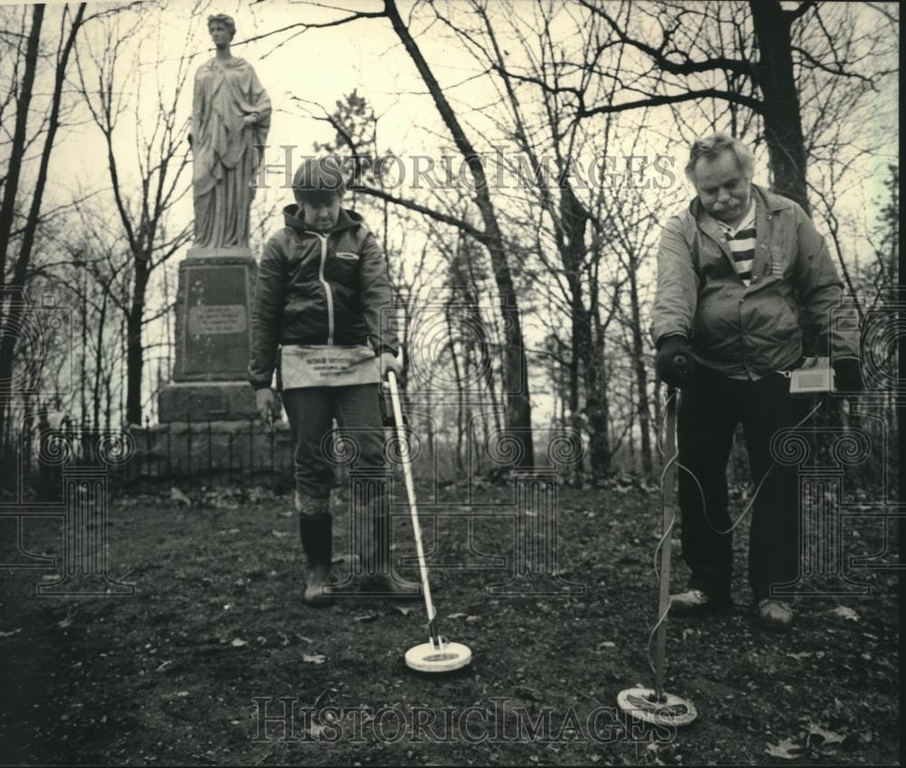 1987 Press Photo David Rebernick, Thomas Schenk treasure hunters, Milwaukee. - Historic Images