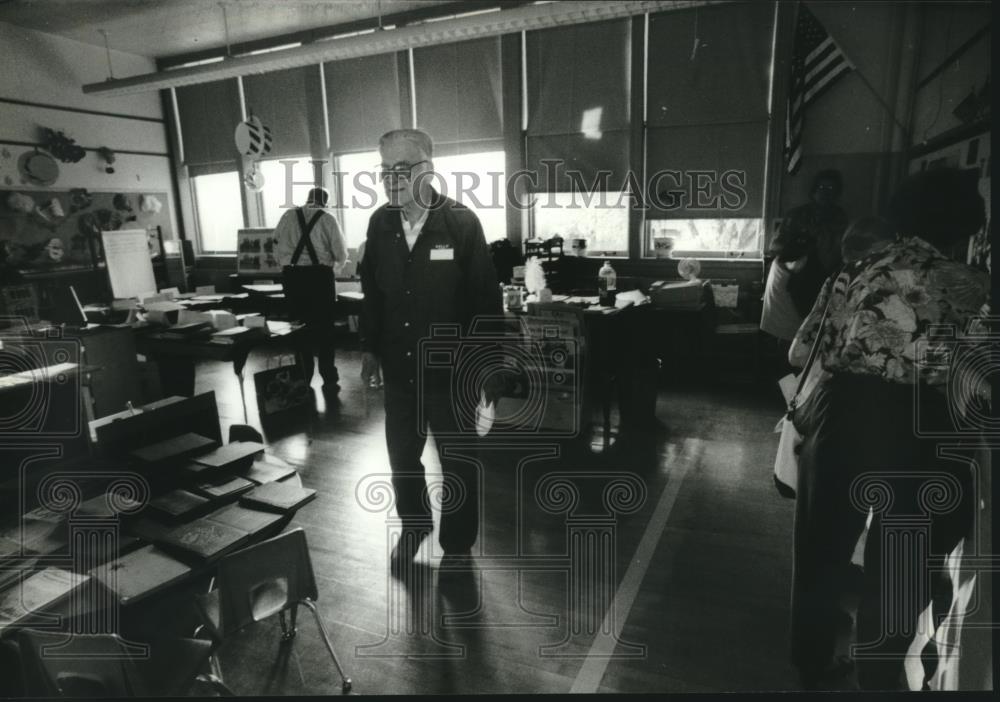 1994 Press Photo Sydney Jochem at his old school Trowbridge Elementary-Wisconsin - Historic Images