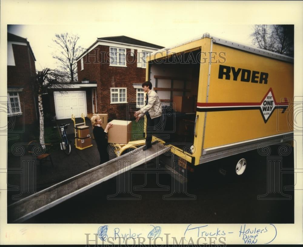 Press Photo Family utilizes Ryder rental truck to relocate household goods - Historic Images