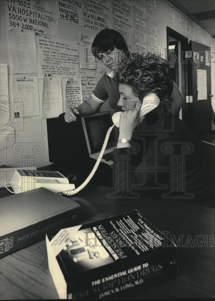 1986 Press Photo Two volunteers staffed the Underground Switchboard - mjc09232 - Historic Images