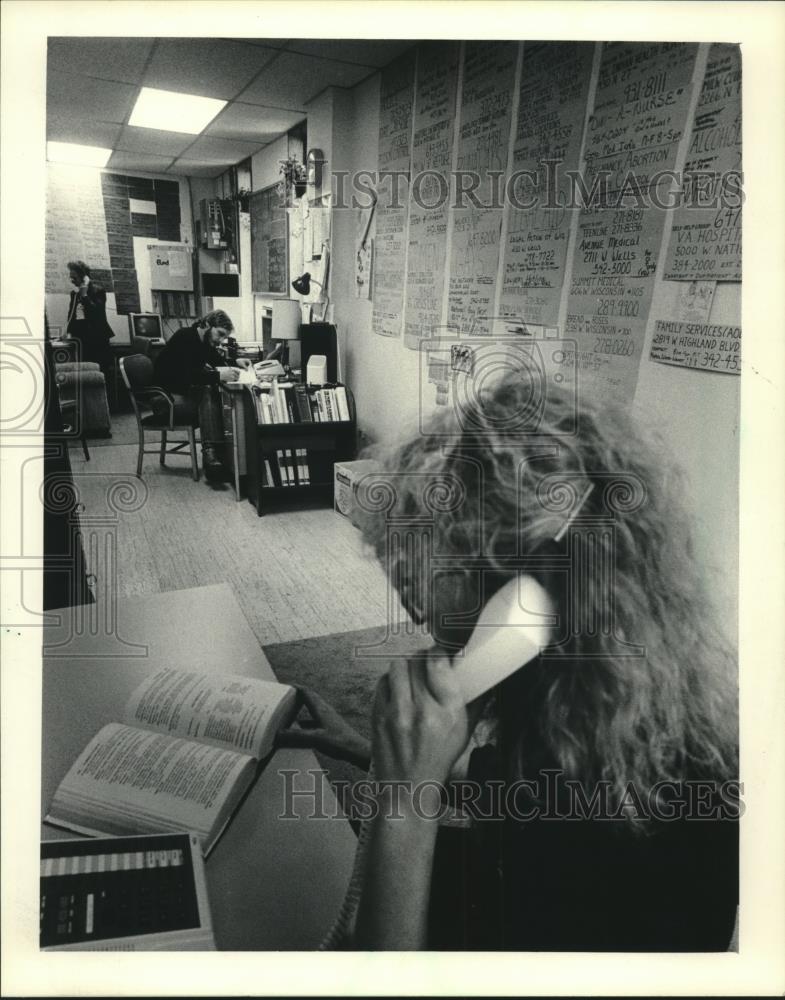 1984 Press Photo Staff members manned telephones at the Underground Switchboard - Historic Images