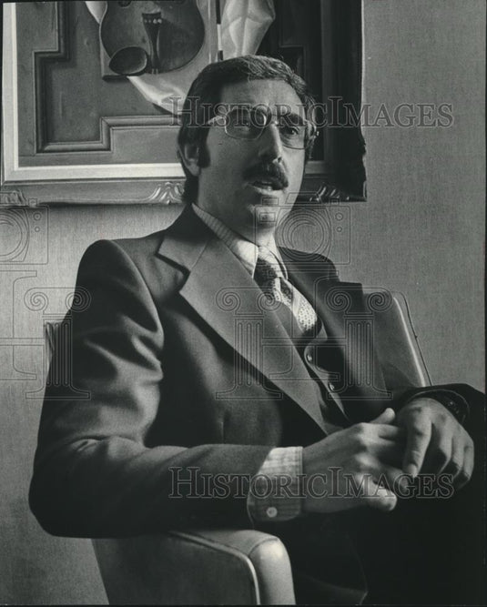 1977 Press Photo Dr. Art Ulene prescribes seven simple steps to good health - Historic Images