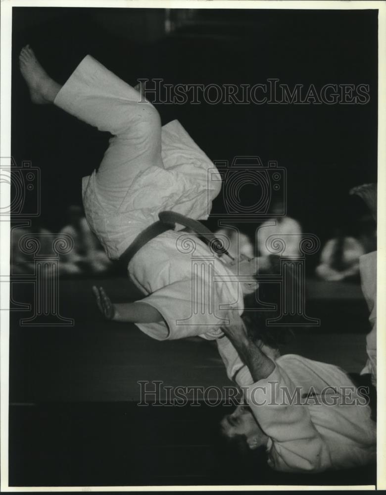 1993 Press Photo Zeienda Koch, Dan Watts teacher shows judo move, Germantown. - Historic Images